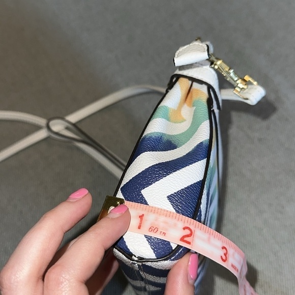 Liz  Claiborne Crossbody - Picture 10 of 10